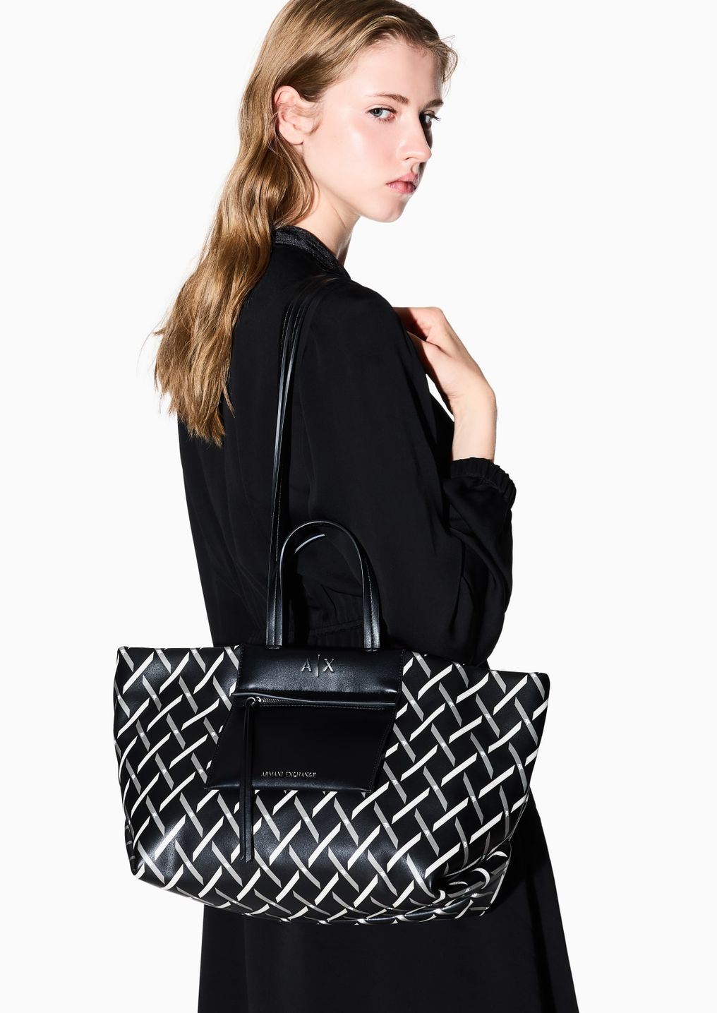 Bolso Armani Exchange de mano con gráfico